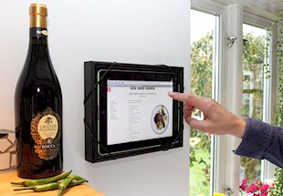 Vægmonteret iPad holder i køkken